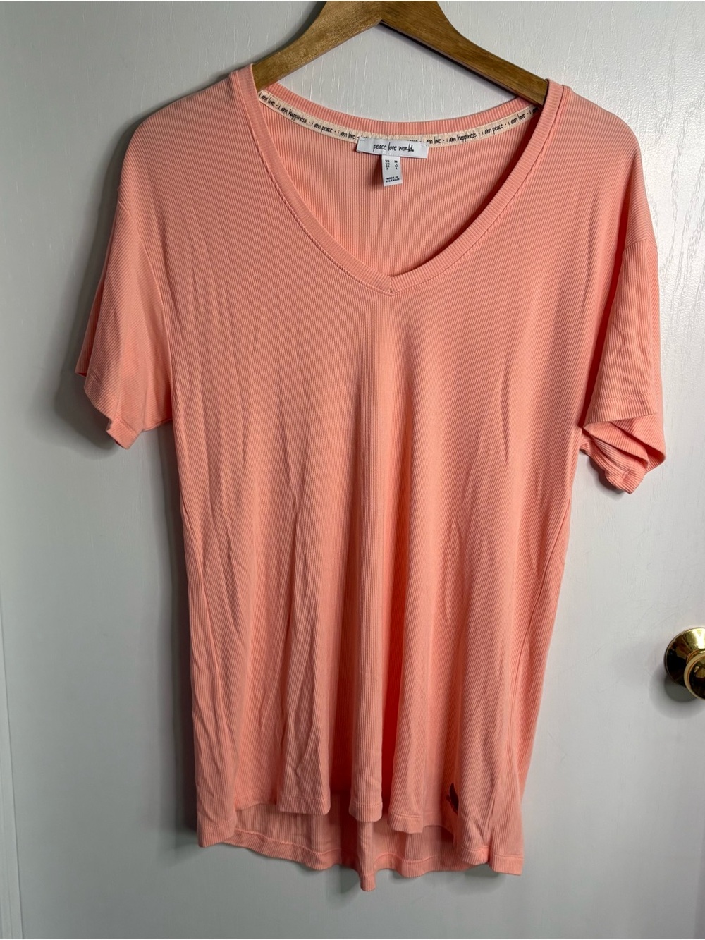 peace love world Sz M Peach Ribbed Knit V-Neck Logo Short Sleeve Tee